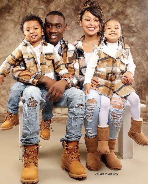 Fall Picture Outfits, Family Christmas Pictures Outfits, Couples Matching Outfits Swag, Christmas Pictures Outfits, Fall Photo Shoot Outfits, Cute Family Pictures, Family Christmas Outfits, Fall Family Photo Outfits, Family Photoshoot Outfits