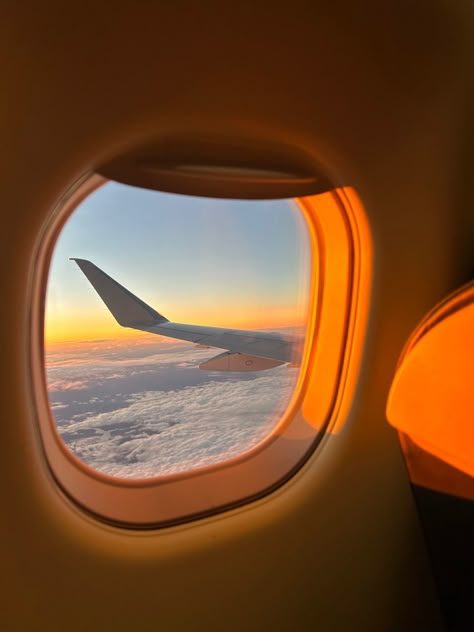 Horizon Painting, Photo Avion, Airport Aesthetic, Airplane Window, Vision Board Inspiration, Cloud Drawing, Sunset View, Summer Memories, Perfect Life