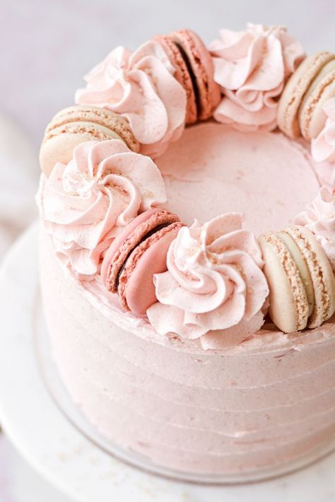 Strawberry And Macaron Cake Decoration, Macaron On Cake Decoration, Decorating Cake With Macaron, French Inspired Birthday Cakes, Drip Cake With Macarons On Top, Cake Decorating Macarons And Fruit, Cake Decoration Macaron, Cake Ideas With Macarons, Cake With Macarons And Strawberries