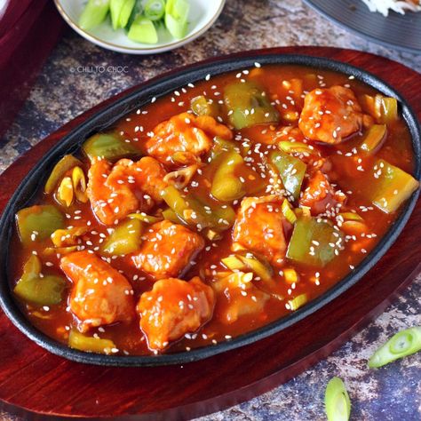 Crispy fried chicken pieces are tossed in a sweet and savoury sauce Manchurian Chicken, Fried Chicken Pieces, Chicken Manchurian, Garlic Sauce For Chicken, Manchurian Recipe, Chinese Chicken Recipes, Recipe For Chicken, Hot And Sour Soup, Chicken Pieces