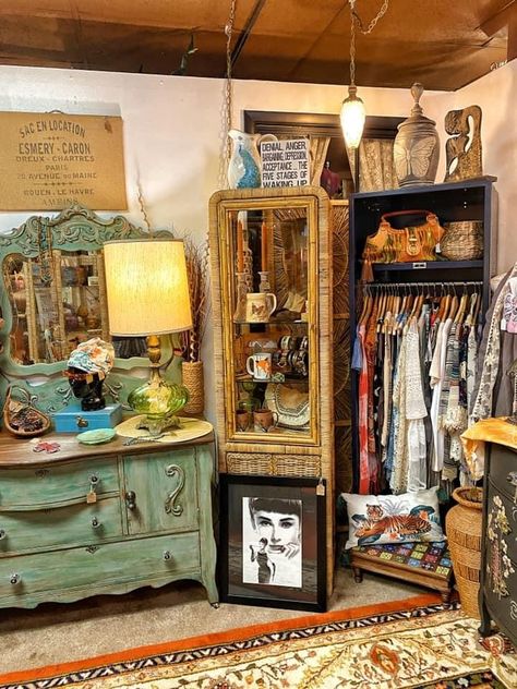 Diy Dressing Room Boutique, Antique Shop Booth Display Ideas, Boho Booth Display Flea Markets, Boho Antique Booth, Resale Boutique Ideas, Vintage Clothing Shop Display, Thrift Shop Design Ideas, Small Vintage Shop, Antique Stores Aesthetic