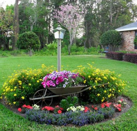 16 Small Flower Gardens That Will Beautify Your Outdoor Space Circle Flower Bed, Partial Shade Perennials, Front Yard Flowers, Flower Garden Ideas, Small Flower Gardens, Landscaping Around Trees, Circle Flower, Flower Bed Designs, Front Yard Design