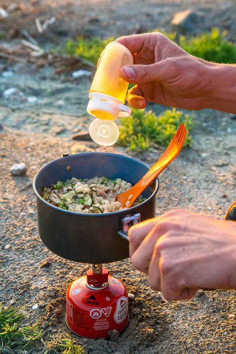 Vegetarian Camping Food, Lightweight Backpacking Food, Vegetarian Camping Recipes, Vegetarian Camping, Camp Cooking Recipes, Meals For The Family, Camping Food Ideas, Camping Meal Planning, Backpacking Meals