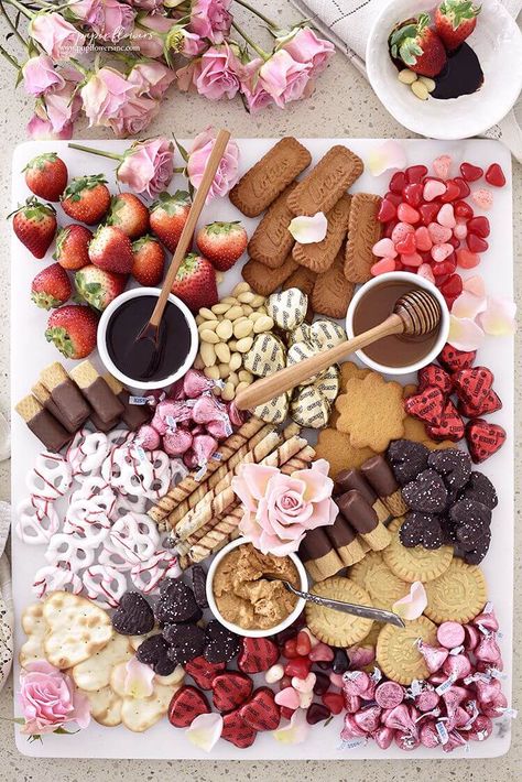 Best 18th Birthday Party Ideas That Everyone Will Obsess Over Sweets Charcuterie Board, Christmas Charcuterie, Snacks And Desserts, Fingerfood Party, Dessert Platter, Charcuterie Inspiration, Charcuterie Platter, Party Food Platters, Snack Board