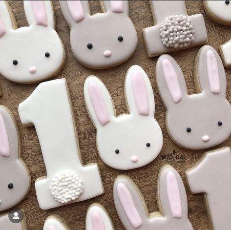 Baby First Birthday Themes, Rabbit Cookies, Bunny Birthday Party, Birthday Souvenir, One Year Birthday, Bday Party Theme, Bunny Party, Bunny Cookies, Sugar Cookie Designs