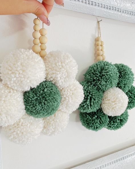 Yarn Daisy Diy, Boho Pom Pom Decor, Daisy Pom Pom Flower Diy, Pom Pom Mirror Diy, Indoor Backdrop Ideas, Pom Pom Ideas, Pom Pom Wall Art, Pompom Ideas, Pom Pom Rainbow