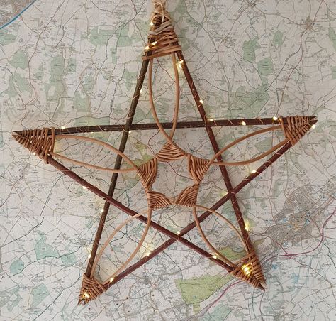 make a willow star - easy craft project for beginners Willow Crafts Ideas, Willow Christmas Decorations, Willow Weaving Projects, Willow Stars Christmas Decorations, Willow Decorations, Weaving Ornaments, Willow Weaving Beginners, Willow Star, Willow Heart