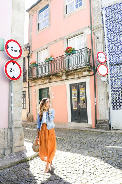 How to pack for Portugal #portugal #porto #lisbon European Travel Outfit, Orange Midi Skirt, Spain Outfit, Travel Fashion Airport, Europe Travel Outfits, Portugal Fashion, Jean Jacket Outfits, Paris Trip, Outfit Primavera