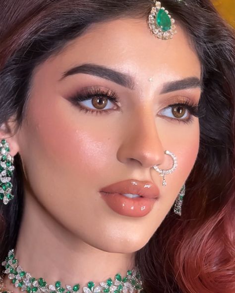 Cherry Deol (@makeupbycherryy) • Instagram photos and videos Makeup For Pakistani Wedding, Natural Glam Makeup Indian, Indian Wedding Makeup Simple, Wedding Indian Makeup, Desi Wedding Makeup Natural, Soft Glam Makeup Indian Bride, Peach Makeup Look Indian, India Makeup Looks, Shadi Makeup Looks