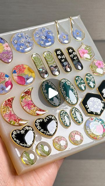 Uv Resin Jewelry, Resin Inspiration, Resin Crafts Tutorial, Diy Earrings Polymer Clay, Diy Resin Projects, Resin Jewelry Diy, Resin Jewelry Making, Resin Ideas, Resin Jewellery