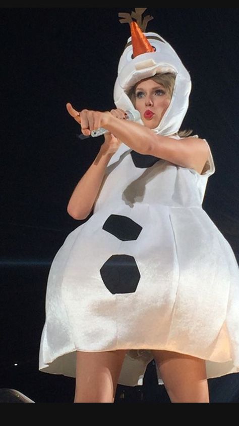 ..just a funny Taylor pic Taylor Swift Costume, Taylor Swift Images, Taylor Swift Dress, Photos Of Taylor Swift, Taylor Swift Fan Club, Taylor Swift New, Taylor Swift Funny, Taylor Swift Concert, Famous Singers