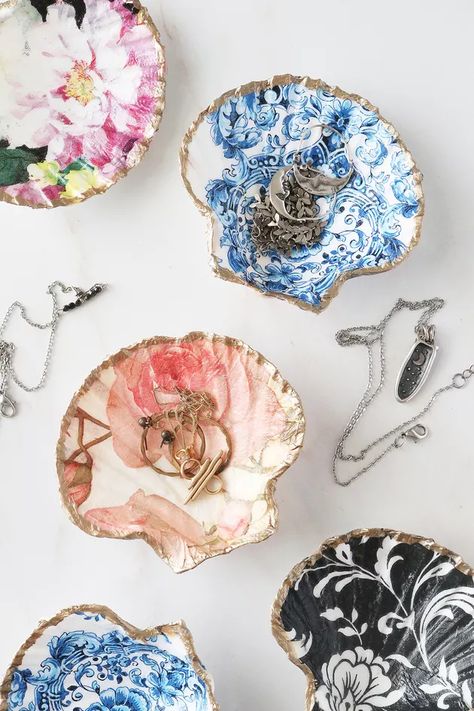 Oyster Shells Diy, Decorative Paper Napkins, Sea Shells Diy, Oyster Shell Crafts, Seashell Projects, Shells Diy, Napkin Decoupage, Seashell Painting, Decoupage Diy