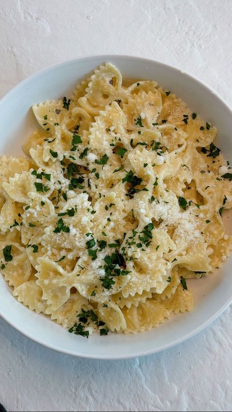 Samantha Purnell | It’s velvety, citrusy and takes less than 15 mins to whip up 🍋 full recipe: - cook 1 box of bowtie pasta, save some pasta water - 3 tbsp… | Instagram Juicy Chicken 101, Bowtie Pasta Recipes, Chicken 101, Lemon Parmesan Pasta, Bow Tie Pasta Recipe, Pasta Creamy, Farfalle Pasta, Pasta Water, Garlic Herb Butter