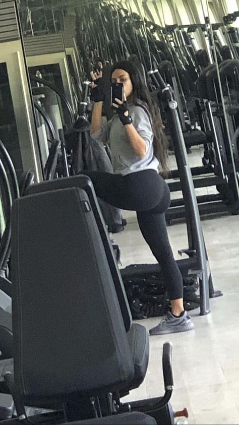 Kim Kardashian Leggings, Early Morning Exercise, Morning Exercise Routine, Kim Kardashian Workout, Kardashian Workout, Morning Workout Routine, Morning Exercise, Modele Fitness, Gymwear Outfits