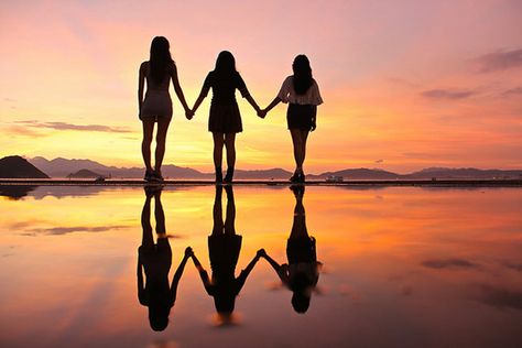 5 Tips for Better Sunset Photography Sister Shoot, Beautiful Sunset Pictures, Foto Best Friend, Friendship Pictures, Best Friend Pictures Tumblr, Best Friend Photography, Best Friend Poses, Best Friend Photoshoot, Beach Ideas