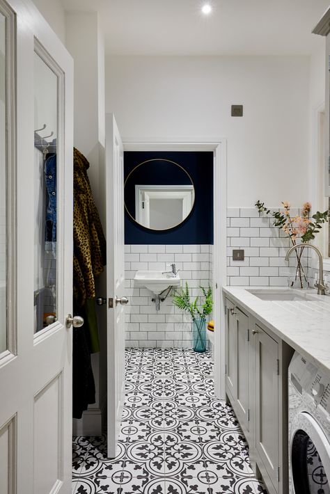 21 Cleverly Designed Laundry/Bathroom Combinations | Houzz AU Bathroom Combinations, Closet Laundry Room Organization, Bath Laundry Combo, Laundry Room Bathroom Combo, Laundry Bathroom Combo, Utility Room Ideas, Cottage Laundry Room, Laundry Room Paint Color, Laundry Room Closet