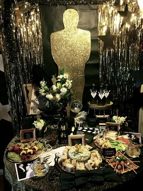 Party food display at an Oscar party! See more party planning ideas at CatchMyParty.com! Academy Awards Party Decorations, Friendsgiving Game, Oscars Theme Party, Thanksgiving Dinner Table Decorations, Thanksgiving Games For Adults, Thanksgiving Tables, Oscars Party Ideas, Academy Awards Party, Oscar Academy Awards