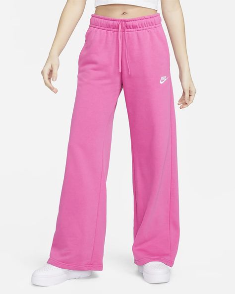 Nike Sportswear Club Fleece Women's Mid-Rise Wide-Leg Sweatpants. Nike.com Preppy Pants, Nike Sportswear Club Fleece, Mode Shoes, Sweatpants Outfit, Winter Outfits Cold, Wide Leg Sweatpants, Cute Preppy Outfits, Preppy Outfit, Really Cute Outfits