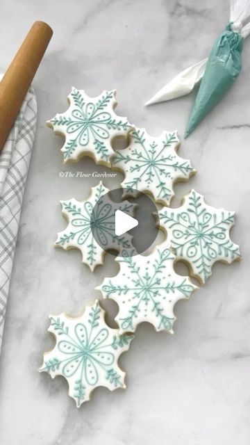 Snowflake Icing Design, Snow Flake Cookie Decorating, Decorated Snowflake Cookies, Snowflake Gingerbread Cookies, Snowflake Sugar Cookies Royal Icing, Snowflake Cookies Royal Icing, Snowman Cookies Decorated, Snowflake Cookies Decorated, Snowflake Cakes