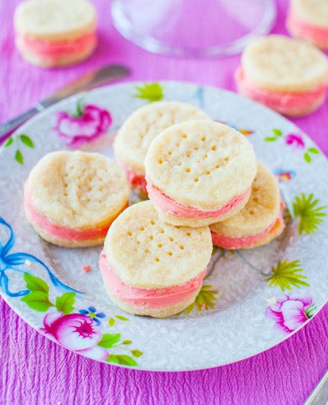 My families favorite Cream Wafer Sandwich Cookies-original recipe from Betty Crocker cookbook :) averiecooks.com Cream Wafer Cookies Recipe, Cream Wafer Cookies, Wafer Cookies Recipe, Wafer Sandwich Cookies, Wafer Cookie Recipe, Wafer Cookie, Cookie Sandwich Recipes, Christmas Cookie Recipes Holiday, Cookie Table