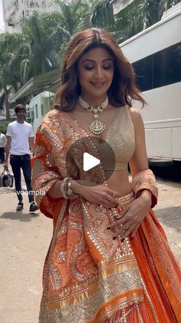 Shilpa Shetty Outfits, Party Wear Sarees Designer, Plazo Designs, Indian Designer Dresses, Yellow Dress Outfit, Brocade Lehenga, Silk Kurti Designs, Gents Kurta Design, Diamond Tops