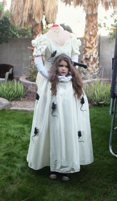 jill and the little crown: How to make a headless costume! Girls Scary Halloween Costumes, Scary Girl Halloween Costumes, Headless Costume, Shadow Costume, Creepy Halloween Costumes, Spooky Halloween Costumes, Party City Costumes, Scary Kids, Halloween Costumes To Make