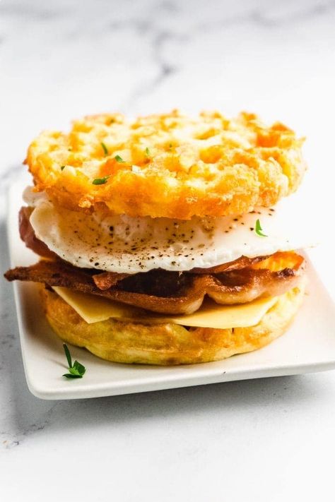 Try this recipe for a keto breakfast sandwich made with crispy bacon, egg, and cheesy chaffles! This recipe is low in carbs and high in flavor.  It's so quick and easy to make -- perfect for busy mornings. Chaffle Breakfast, Keto Breakfast Sandwich, Sandwich With Bacon, Keto Chaffle, Keto Zucchini, Bread Alternatives, Carb Alternatives, Egg Sandwich, Low Carb Breakfast Recipes