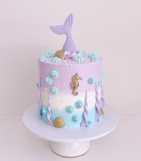 Mermaid-inspired tall birthday cake Tall Birthday Cake, Birthday Themes For Girls, Ocean Birthday Cakes, 8th Birthday Cake, 5th Birthday Cake, Mermaid Birthday Cakes, Creative Party Ideas, Sea Cakes, Ocean Birthday