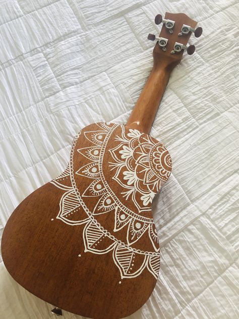 Painting Acoustic Guitar, Cool Ukulele Designs, Guitar Artwork Drawings, Painted Guitars Ideas Aesthetic, Painted Acoustic Guitar Ideas, Custom Ukulele Design, Wood Burned Guitar, Painting Guitar Ideas, Painting On A Guitar