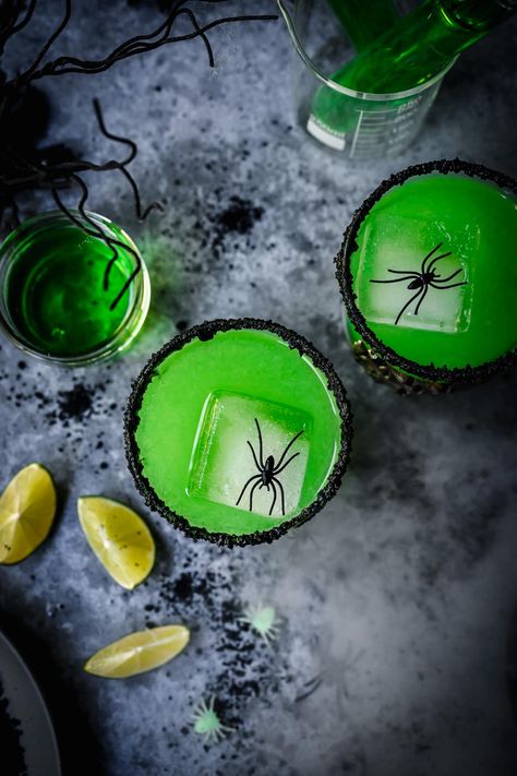 Green Apple Cocktails, Appletini Recipe, Apple Cocktails, Tequila Sour, Diy Halloween Party Favors, Festive Cocktail Recipes, Apple Schnapps, Halloween Food Cupcakes, Infused Liquors