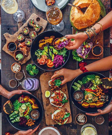 𝗟𝗔𝗨𝗥𝗔 🌿 vegan food + lifestyle on Instagram: “Food aesthetics to the max 🔥 (𝔸𝕟𝕫𝕖𝕚𝕘𝕖)⁣ I think I'm gonna move to Bali and spend the rest of my days eating & shooting all the legendary…” Fruit Fairy, Vegan Food Photography, Bar Restaurant Design, Architecture Restaurant, Today Is Monday, Bali Food, Vegan Challenge, Vegan Recipes Beginner, Design Café