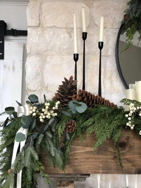 Mantel Christmas, Navidad Natural, Christmas Mantle Decor, Christmas Fireplace Decor, Christmas Mantel, Christmas Decor Inspiration, Christmas Mantel Decorations, Faux Greenery, Christmas Mantle