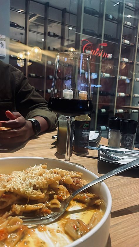 Restaurant With Boyfriend, Date Night Snap, Food Astethic, Dinner With Boyfriend, Dinner Date Aesthetic, Comfort Eating, Random Snaps, Restaurant Pictures, Late Night Food