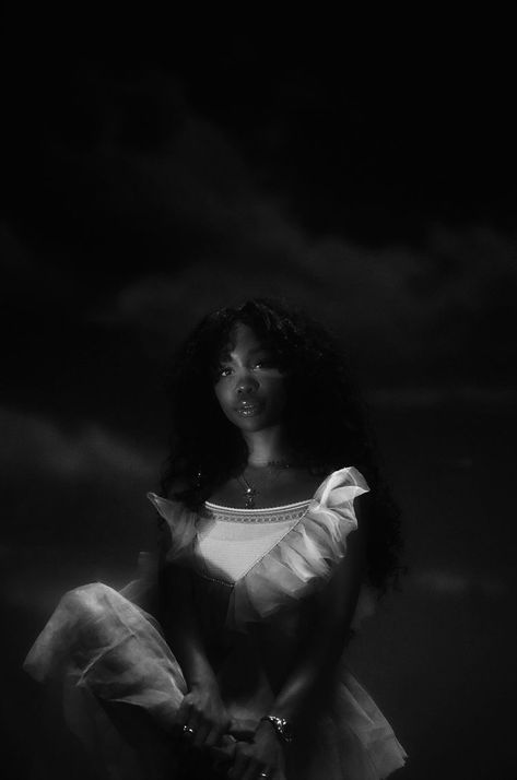 Rnb Aesthetic, R&b Aesthetic, Sza Singer, Cute Lockscreens, Hip Hop Poster, Black And White Posters, Black And White Aesthetic, White Photo, Fav Celebs