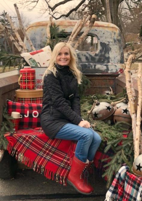 Outdoor Christmas Photos, Vintage Truck Christmas, Farmhouse Christmas Decor Ideas, Christmas Smell, American Farmhouse, Christmas Mini Sessions, Old Truck, Plaid Decor, Simple Christmas Decor