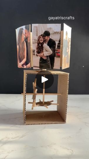 495K views · 30K reactions | DIY Retro Vintage Rotating Photo Frame #papercraft #crafts #papercrafting #diy #handmade #giftideas #vintagephotoframe #retro #vintage #cardboard #cardboardcrafts #rotatingphotoframe | Gayatri chouhan | Adrian Berenguer · Little Things Diy Photo Frame Cardboard, Cardboard Photo Frame, Diy Gifts To Make, Diy Retro, Handmade Photo Frames, Diy Photo Frames, Vintage Photo Frames, Diy Gift Set, Diy Picture