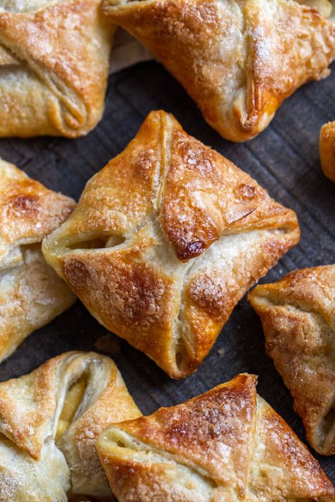 Quick Apple Turnovers (Only 5 Ingredients) - Momsdish Quick Apple Pie, Pastries Recipes Dessert, Apple Tart Recipe, Apple Bread Recipe, Apple Pastry, Turnover Recipes, Apple Puff Pastry, Puff Pastry Desserts, Apple Turnovers