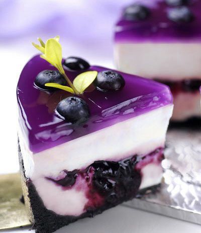 This looks amazing! Cheesecake with blueberry glaze. Purple Stuff, 귀여운 음식 그림, Oreo Dessert, Cheesecake Bites, A Piece Of Cake, Snack Attack, Blueberry Cheesecake, Glaze Recipe, Piece Of Cake