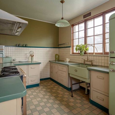 30  Kitchen Inspirations That Will Make You Swoon 1940s Bungalow Kitchen, Vintage Kitchen Layout, 1950s Inspired Kitchen, 1945 Kitchen, Marble Kitchen Inspiration, Classic Maximalist, 50s Style Kitchens, 30s Kitchen, 1910 Kitchen