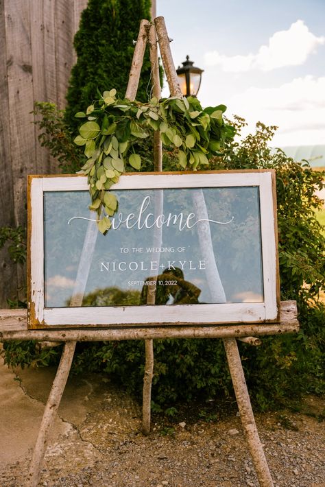 A vintage window as a welcome sign for a barn wedding. Photo by Cindy Lottes Photography Wedding Sign Display Ideas, Photo Wedding Sign, Window Decor Wedding, Backyard Wedding Welcome Sign, Wedding Sign Frame, Diy Welcome To Our Wedding Sign, Frame Wedding Sign, Diy Window Wedding Decor, Wedding Sign Entrance