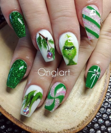 Uñas trinch Nome Nails, Knomes Nails, Easy Grinch Nails, Simple Grinch Nails, Grinch Nails Designs, Grinch Christmas Nails, Nail Art Noel, Christmas Nail Art Easy, Xmas Nail Art