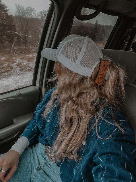 Western Ball Cap Outfit, Punchy Western Hairstyles, Western Trucker Hat Outfit, Womens Western Hairstyles, Southern Hairstyles Country, Hair Styles Western, Short Country Hairstyles, Country Western Hairstyles, Easy Country Hairstyles