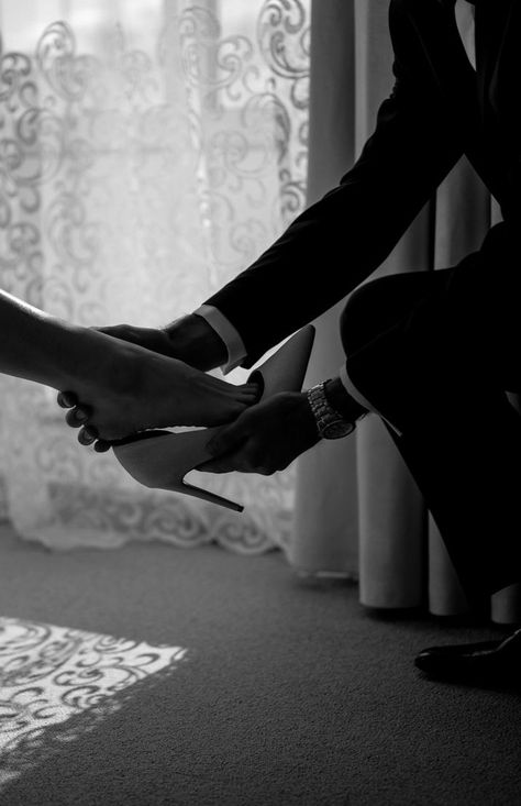 Man Opening Door For Woman, Provider Man Manifestation, Wedding Aesthetic Photography, Man On Knees For Woman, Husband Aesthetic Faceless, Provider Man Aesthetic, Powerful Man Aesthetic, Man Obsessed With Me, Classy Couple Romantic