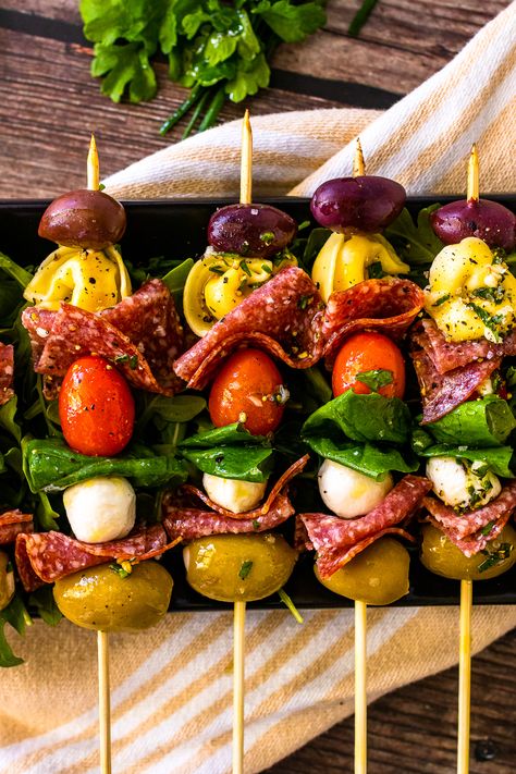 A Southern Soul, Antipasto Skewers, Skewer Appetizers, Make Ahead Appetizers, Charcuterie Recipes, Snacks Für Party, Party Food Appetizers, Food Platters, Best Appetizers