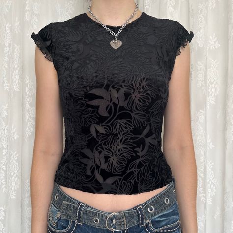 Y2K 2000s Vampire Goth Black Velvet Blouse With Floral Pattern & Lettuce Trim Sleeves #y2k #y2kfashion #2000s #2000sfashion #dainty #vamp #vampire #vampy #depop #depopseller #goth #velvet #blackvelvet 2000s Crop Tops, Comic Outfits, 2000s Vampire, 90s Vampire, 90s Grunge Outfits, Black Velvet Blouse, High School Fashion, Throwing Fits, Vampire Goth