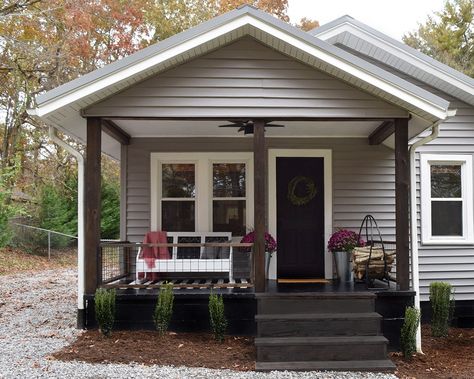 Small House Front Porch Design, Small House Porch, Dark Masculine, Modern Farmhouse Porch, Front Porch Addition, Small Back Porch, Small Porch Decorating, Front Porch Makeover, House Porch