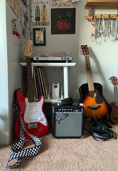 Room Ideas For Music Lovers, Room Ideas For Musicians, Bedroom With Instruments, Instrument Room Aesthetic, Guitarist Bedroom, Guitar Aesthetic Room, Guitar Bedroom Ideas, Guitar In Bedroom, Electric Guitar Room