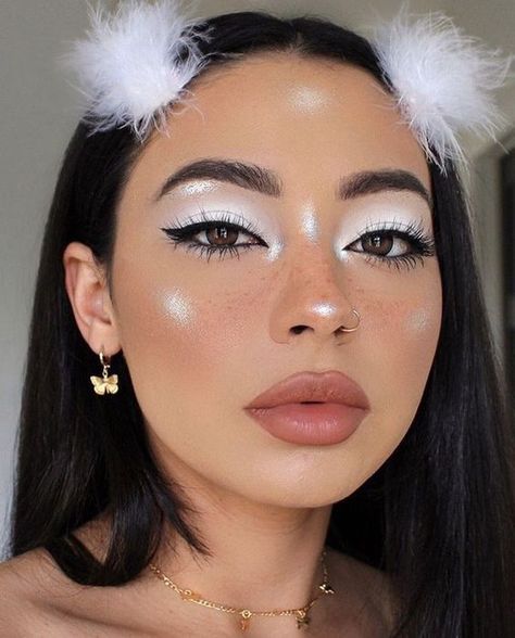 The best makeup for round faces White Makeup Looks, Angel Halloween Makeup, White Eye Makeup, Angel Halloween Costumes, Halloweenský Makeup, Angel Makeup, Round Face Makeup, Cute Halloween Makeup, Halloween Makeup Inspiration