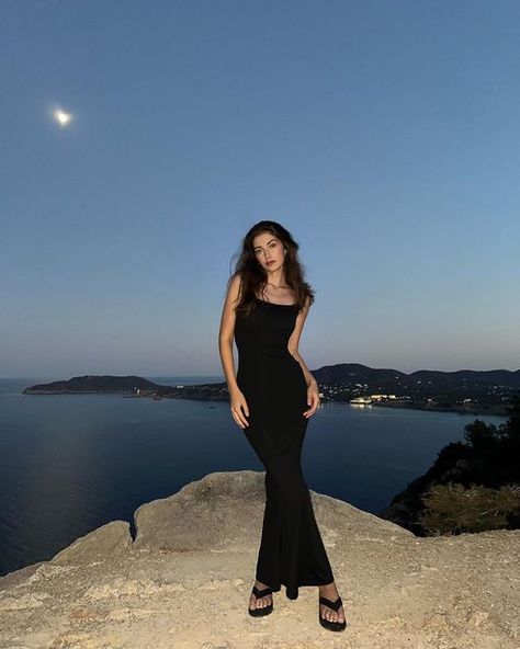 Poses For Pictures Instagram Standing In A Dress, Helen Pk, Long Dress Poses, Cute Aesthetic Black, Aesthetic Black Dress, Black Dress For Summer, Gown Poses, Black Dress Aesthetic, Prom Pose