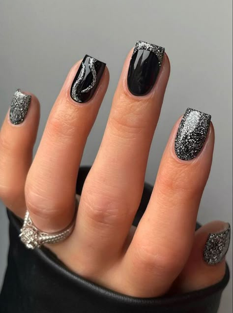 Acrylic Nails Ideas Silver, Black And Silver Dipped Nails, Short Black Silver Nails, Black Glittery Nails Short, Black And Silver Manicure, Las Vegas Manicure Ideas, Short Nails For Graduation, Black With Silver Glitter Nails, Black Vegas Nails